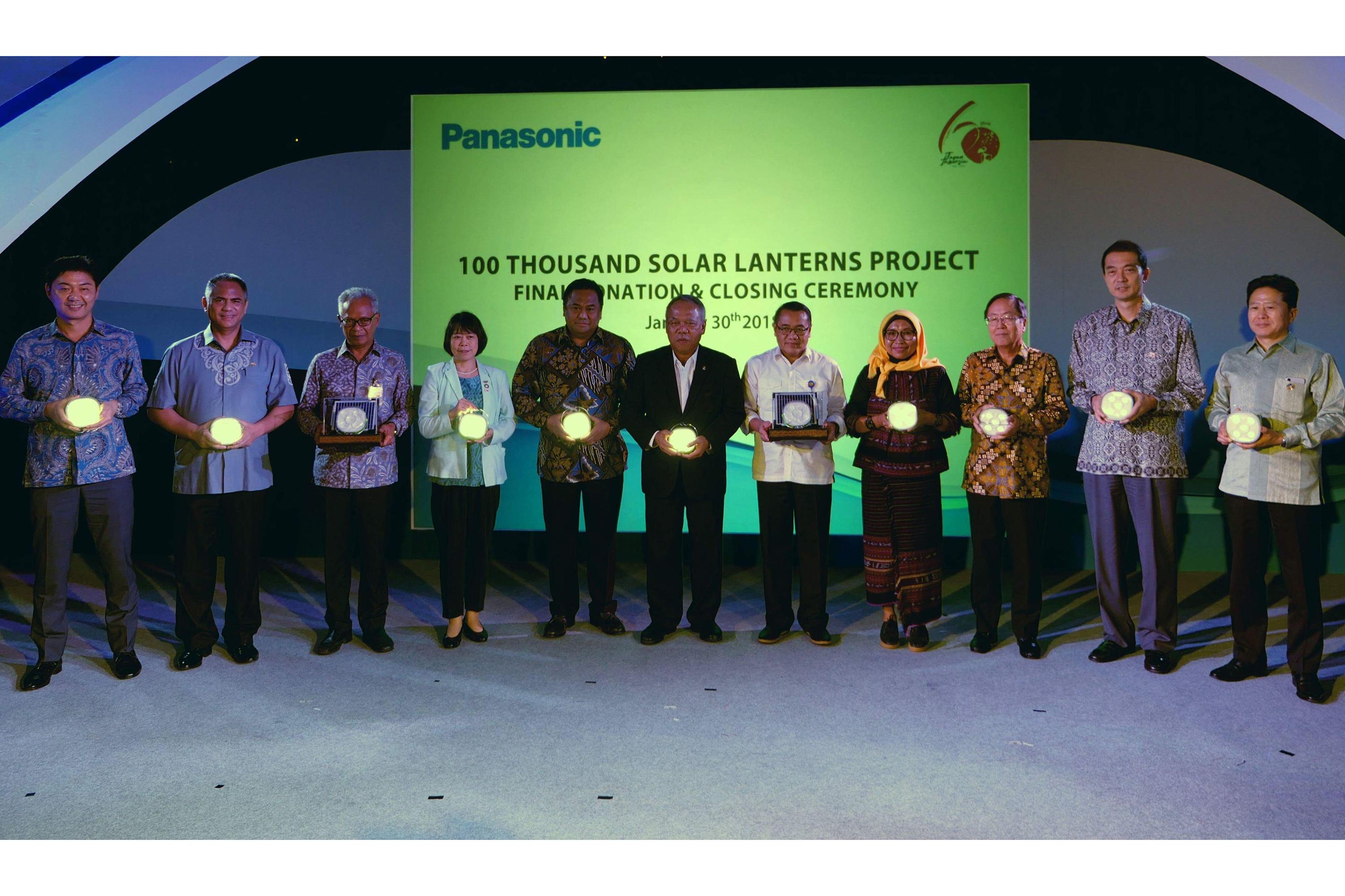 photo: the closing ceremony of panasonic's 100 thousand solar lanterns donation