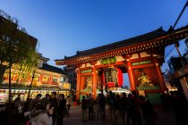大改修を終えた大提灯が吊るされた東京・浅草寺の雷門