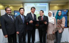 マラヤ大学とパナソニック マレーシアとの調印式典の様子