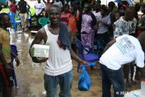 パナソニックがUNDPにソーラーランタンを寄贈、エボラ出血熱感染地域へ配布を開始（写真3）