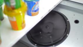 省エネファンにより、冷蔵ショウケースから冷気のモレを防ぐ。