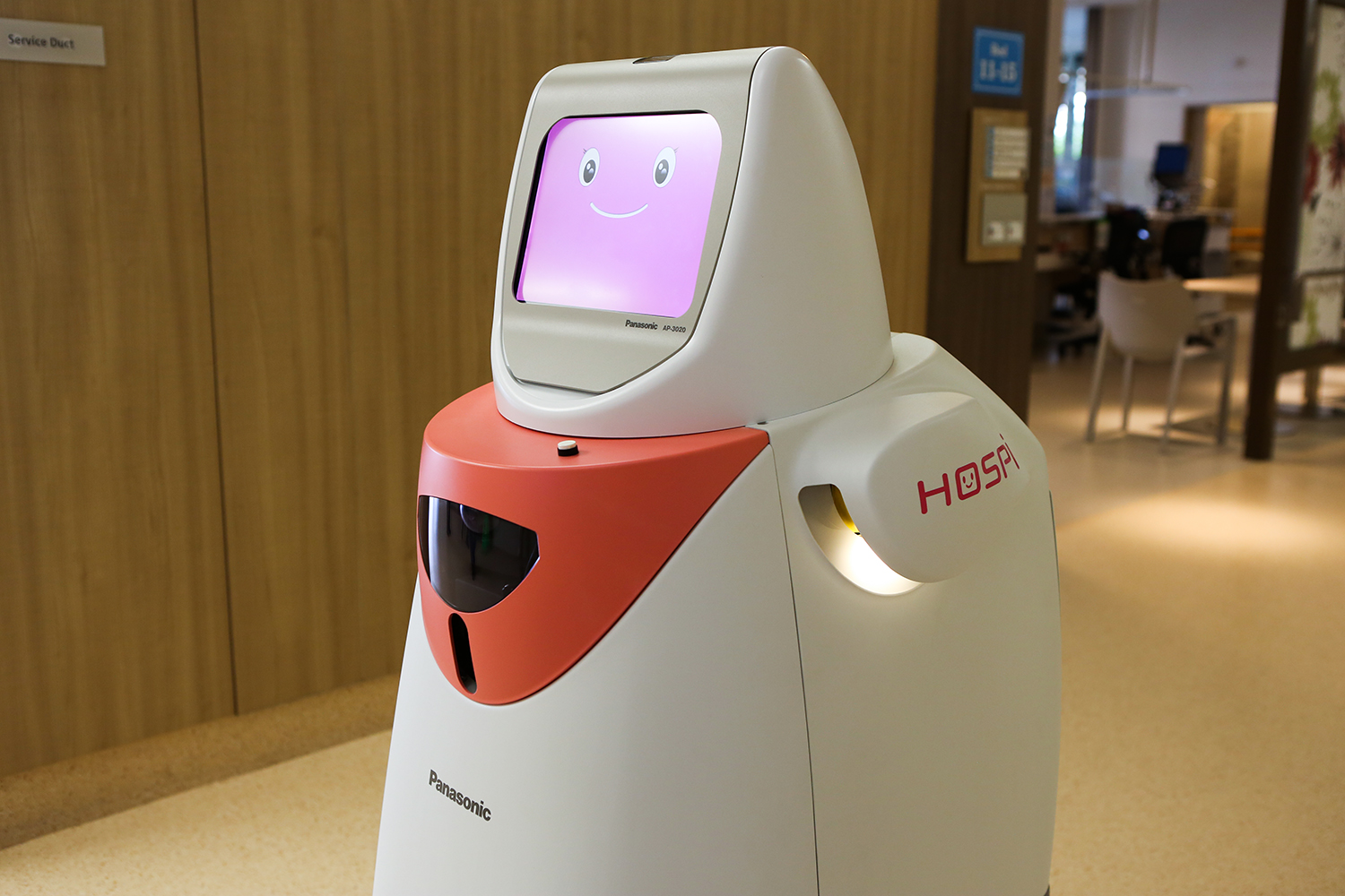أحد الروبوتات من إنتاج شركة باناسونيك والتي تعمل بالتوصيل وفي القطاع الصحي
