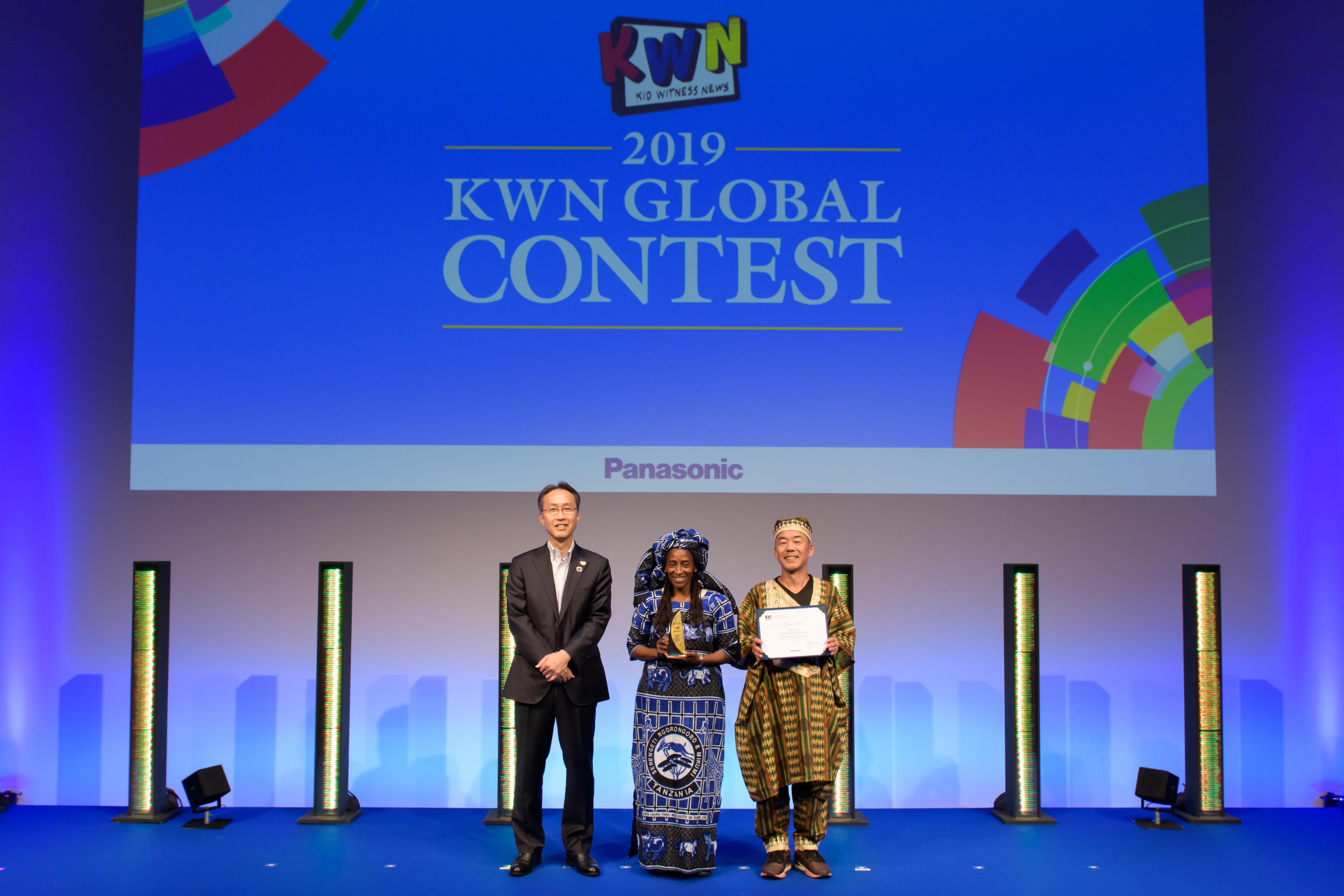 Photo: Executive Officer Satoshi Takeyasu (left) with Mr. and Mrs. Kobayashi from the Mwangaza Foundation, an NPO on behalf of the students from Tanzania who won the Grand Prix in Primary Category