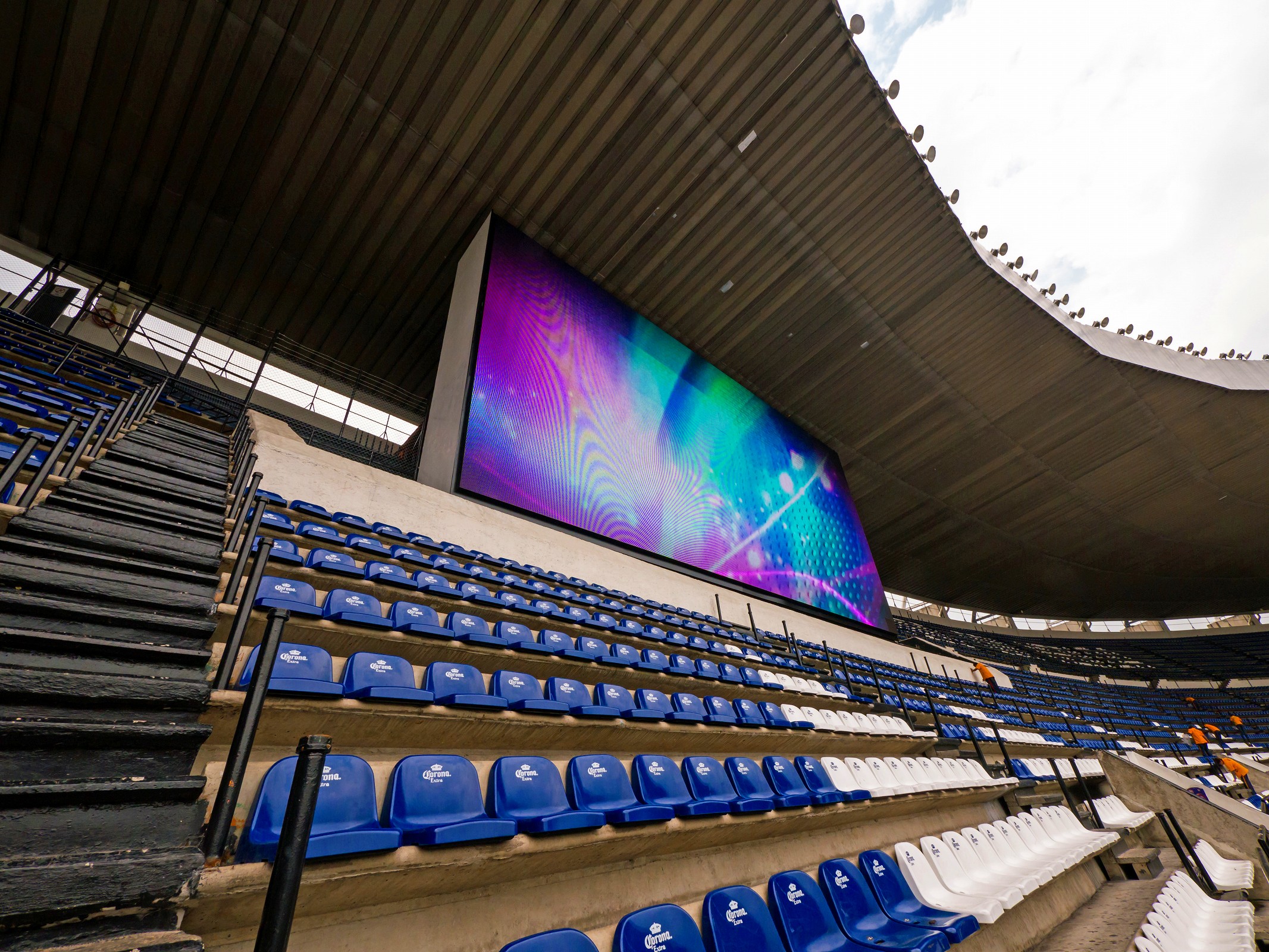 Большие экраны футбол. Экран на стадионе. Светодиодный экран на стадионе. Экран на футбольном стадионе. Спортивный экран на стадионе.