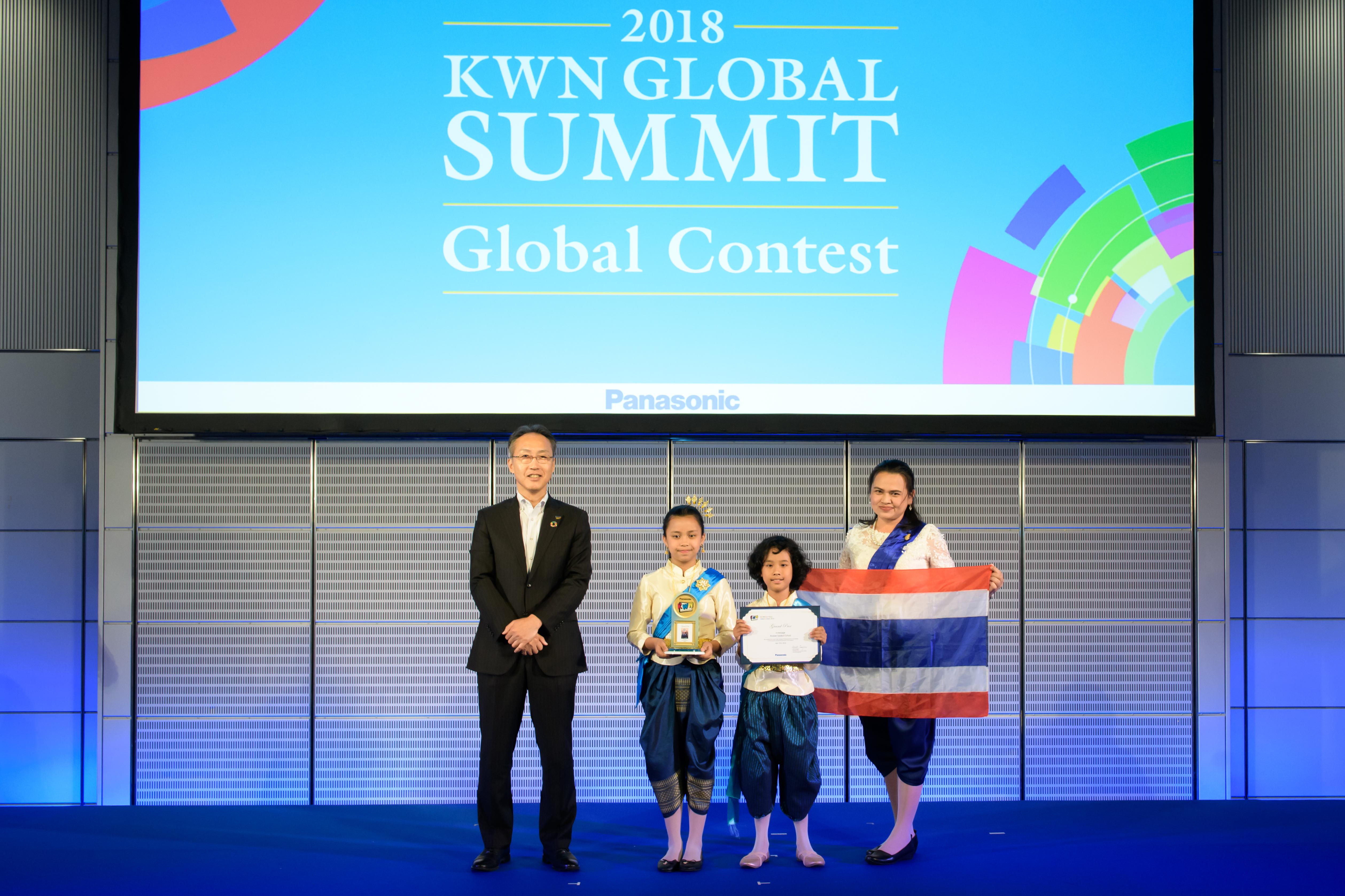 image: Executive Officer Satoshi Takeyasu (left) with the students from Thailand who won the Grand Prix in Primary Category of KWN Global Contest 2018