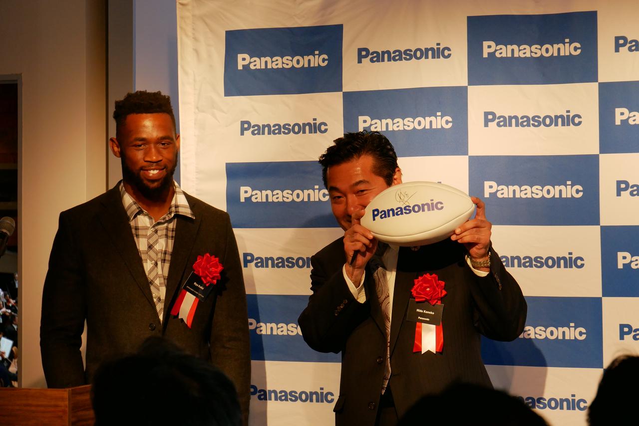 photo: Mr. Siya Kolisi and Mr. Hidetoshi Kaneko, Managing Director of Panasonic South Africa (Pty) Ltd