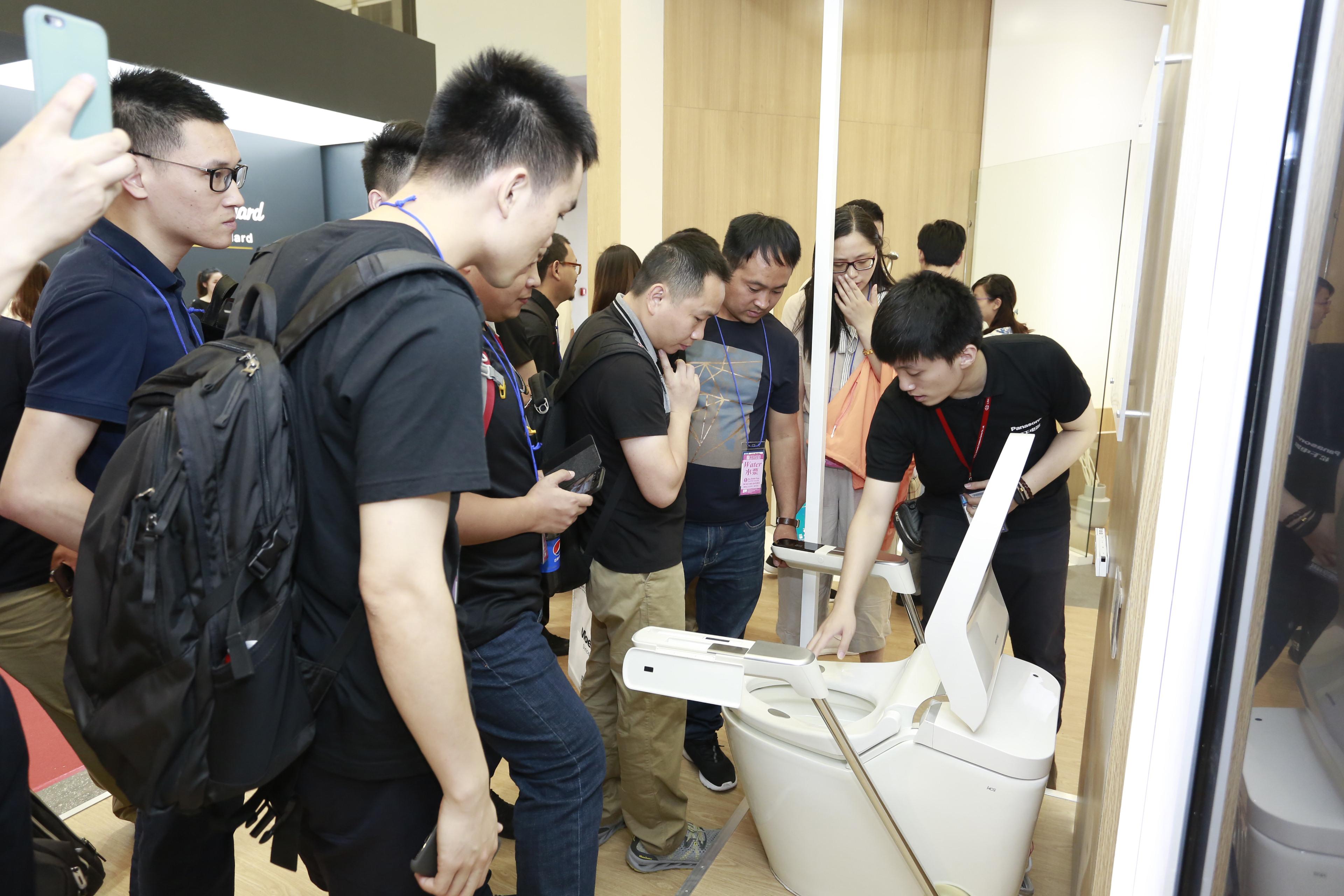 photo: Explaining about Panasonic all-in-one medical check-up equipment aｔ KBC 2018