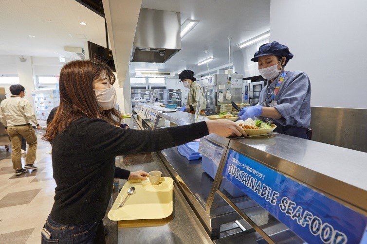 Photo: Offering seafood produced sustainably and continuously at the employee cafeteria