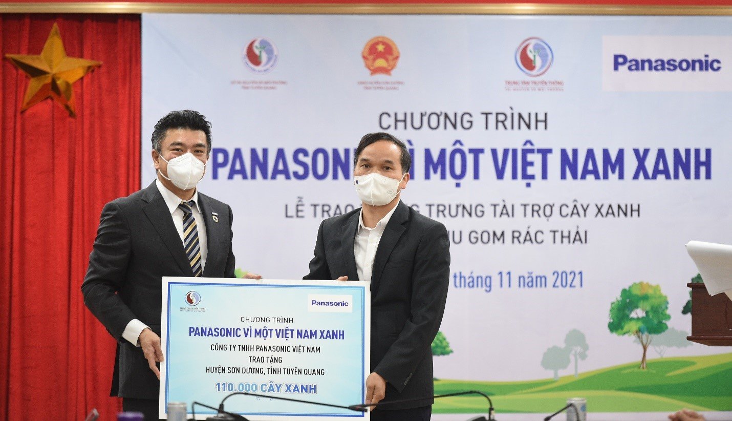 Photo: General Director of Panasonic Vietnam, Mr. Marukawa Yoichi give the sponsorship of 110,000 green trees and 28 waste bins to representative of Son Duong district, Tuyen Quang Province