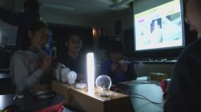 出前授業「あかりのエコ教室」手回し発電機を使った実験