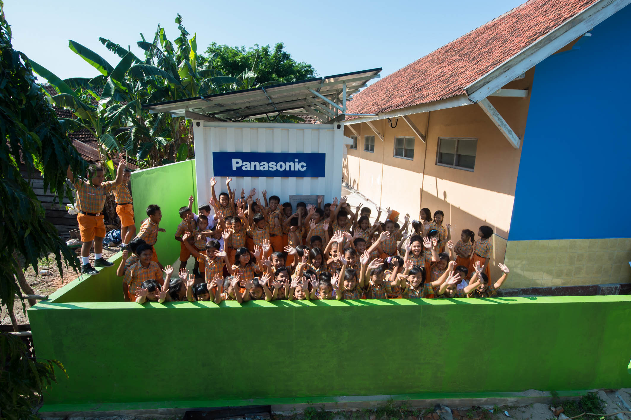 カリムンジャワ島の小学校に設置されたパワーサプライコンテナ