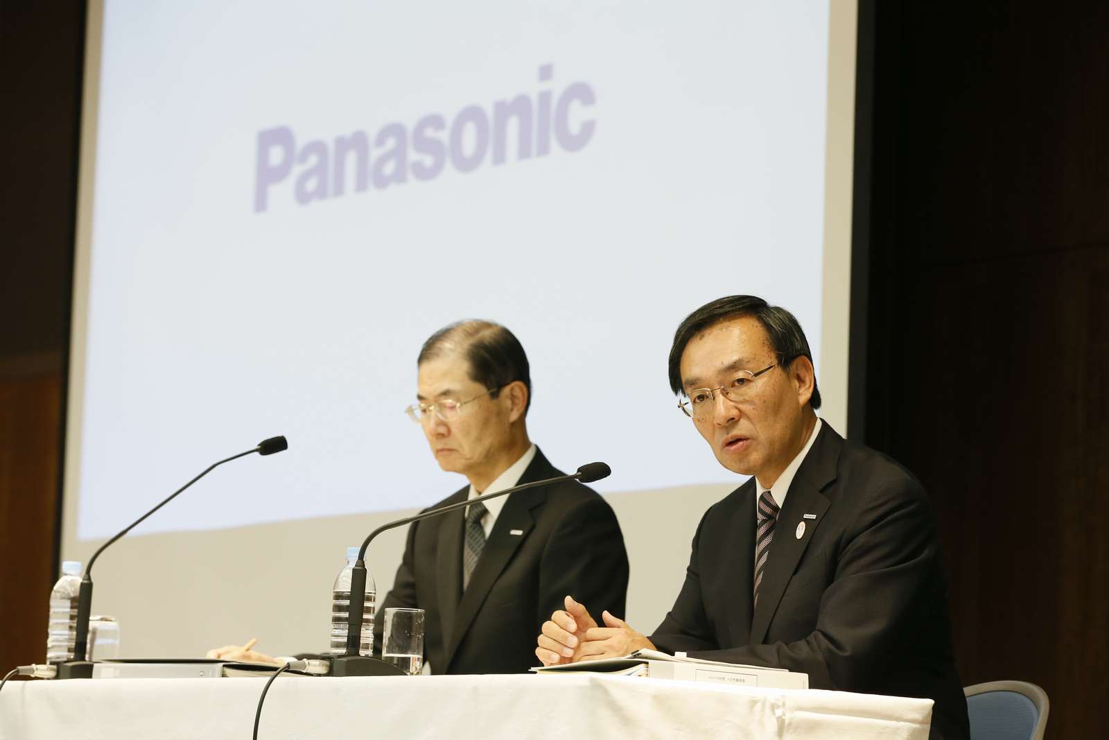 2014年度第2四半期連結決算について説明するパナソニック津賀一宏社長（右）と河井英明専務