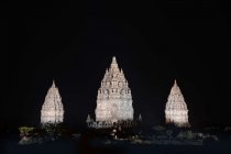 世界遺産「プランバナン寺院遺跡群　LED投光器でのライトアップ（プラチナ色）