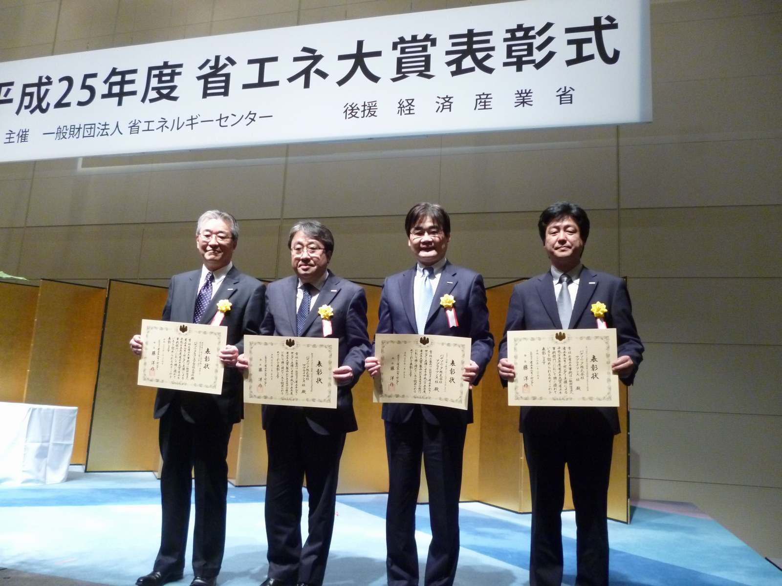 左から：吉村社長/エコシステムズ、渕上事業部長/ランドリー、本間役員、高田製造総括/キッチン