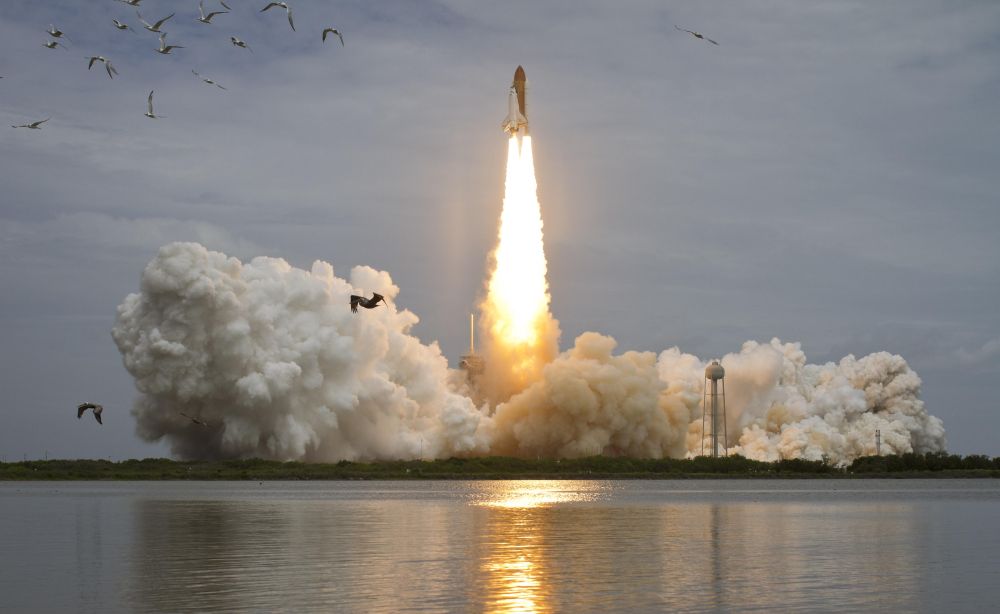 スペースシャトル打ち上げの様子（写真NASA提供）