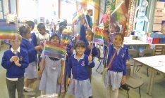 ICチューブで作った旗をふる小学生たち（イギリス）