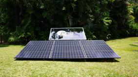 HIT(R)太陽電池パネル。皆既日食ライブのために発電中。