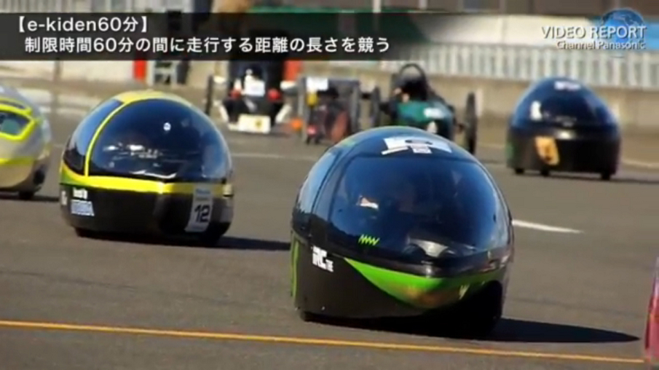 40本の単三形充電池を使った電気自動車によるレース (3分07秒)