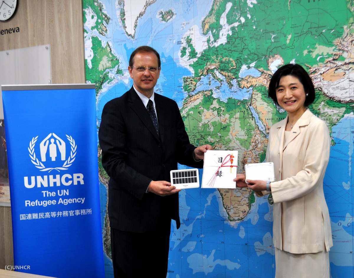 ヨハン・セルスUNHCR駐日事務所代表（左）とパナソニック CSR担当・小川理子グループマネージャー
