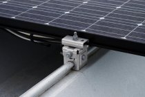 既設の屋根にHIT太陽電池モジュールを直接固定