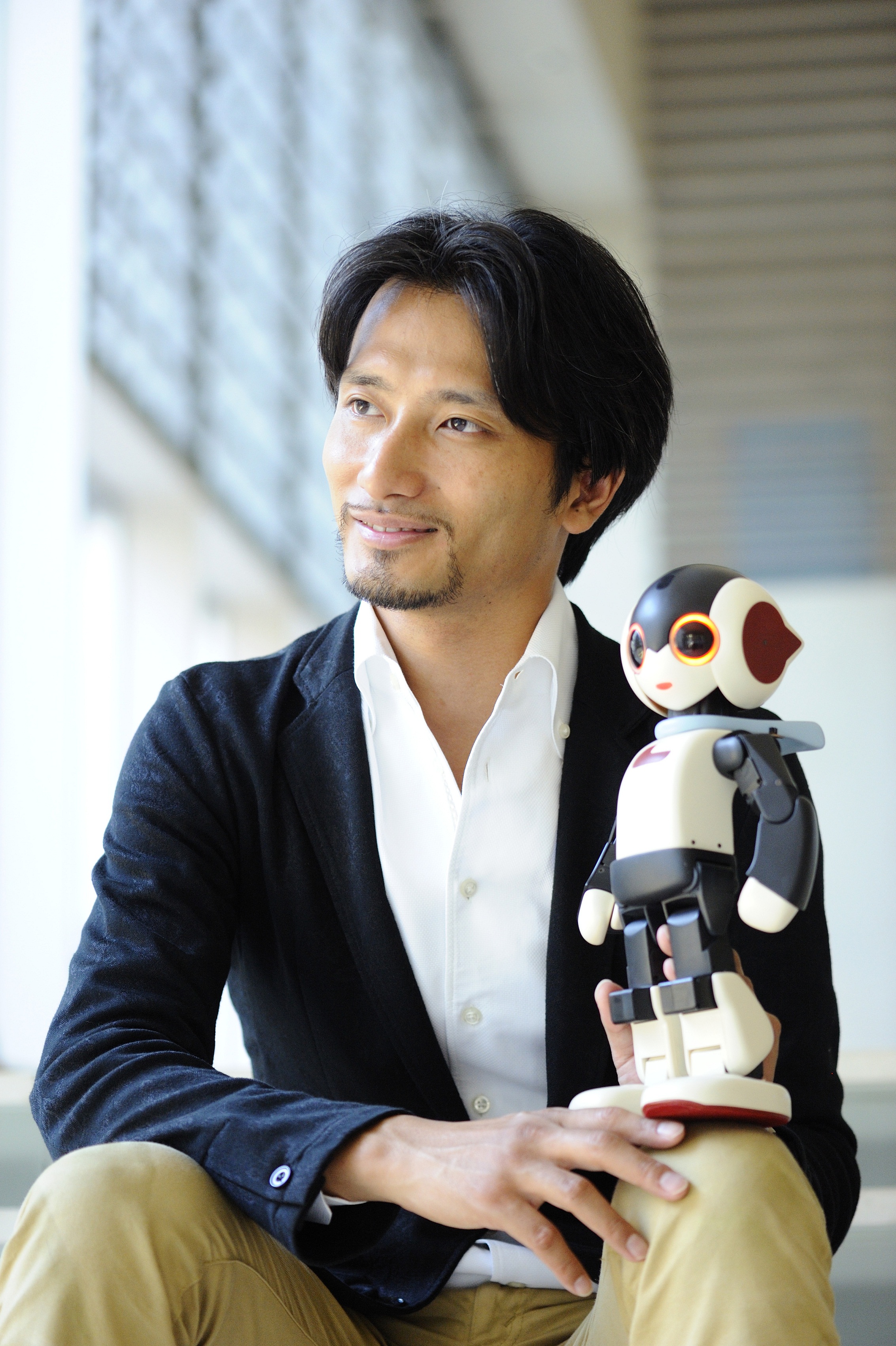 ロボットクリエイター高橋智隆氏とロボットの「ロビ」-ROBOT SCANDAL in GFO2013
