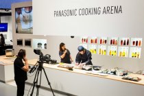 IHクッキングヒーターを使った調理実演デモ パナソニック IFA2013