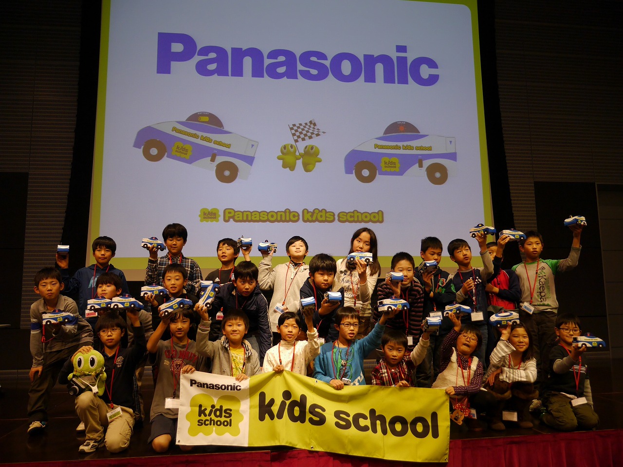 ハイブリッドカー工作教室を東京モーターショー2013にあわせて開催。パナソニックキッズスクール