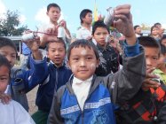 パナソニック「手づくり乾電池教室」 完成した電池を持つミャンマーの子どもたち