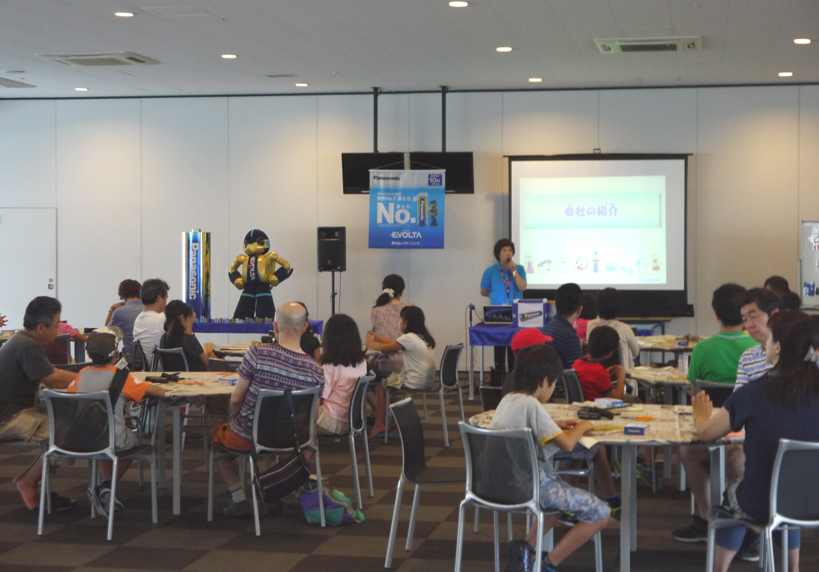 「2014 Ene-1 GP SUZUKA」での「手づくり乾電池教室」の様子