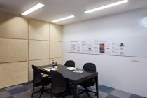 オフィスゾーンでは、照明の他、施工が容易な置き敷きタイプのOAフロアを展示