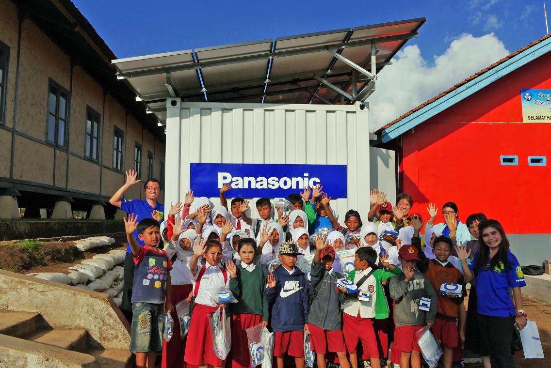 インドネシアの小学校に設置されたパナソニックの太陽光独立電源パッケージ「パワーサプライコンテナ」