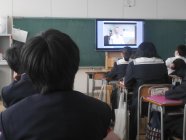 晴海中学校（東京都中央区）での検証授業（映像教材活用中の様子）