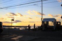 葉山町 写真1 「夕暮れのバス停」