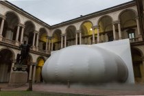 イタリア国立ブレラ絵画館の中庭に設置した「Air Inventions」