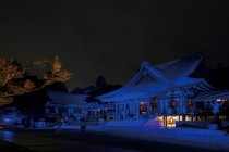 法多山尊永寺　本堂が均一に染まるようにライトアップ