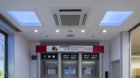 「天窓照明」で演出された北海道信用金庫のATMコーナー