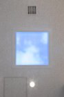 北海道信用金庫のATMコーナーに設置された「天窓照明」（青空を演出）2