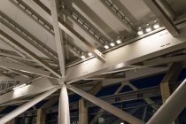 「高輪ゲートウェイ」駅コンコース内の床面を照らす、大屋根の梁に設置された照明器具
