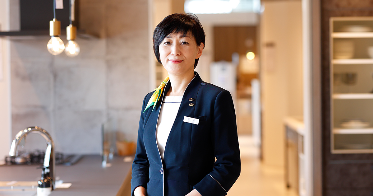 Showing the Way as an Expert in Uncovering Customers’ Latent Needs