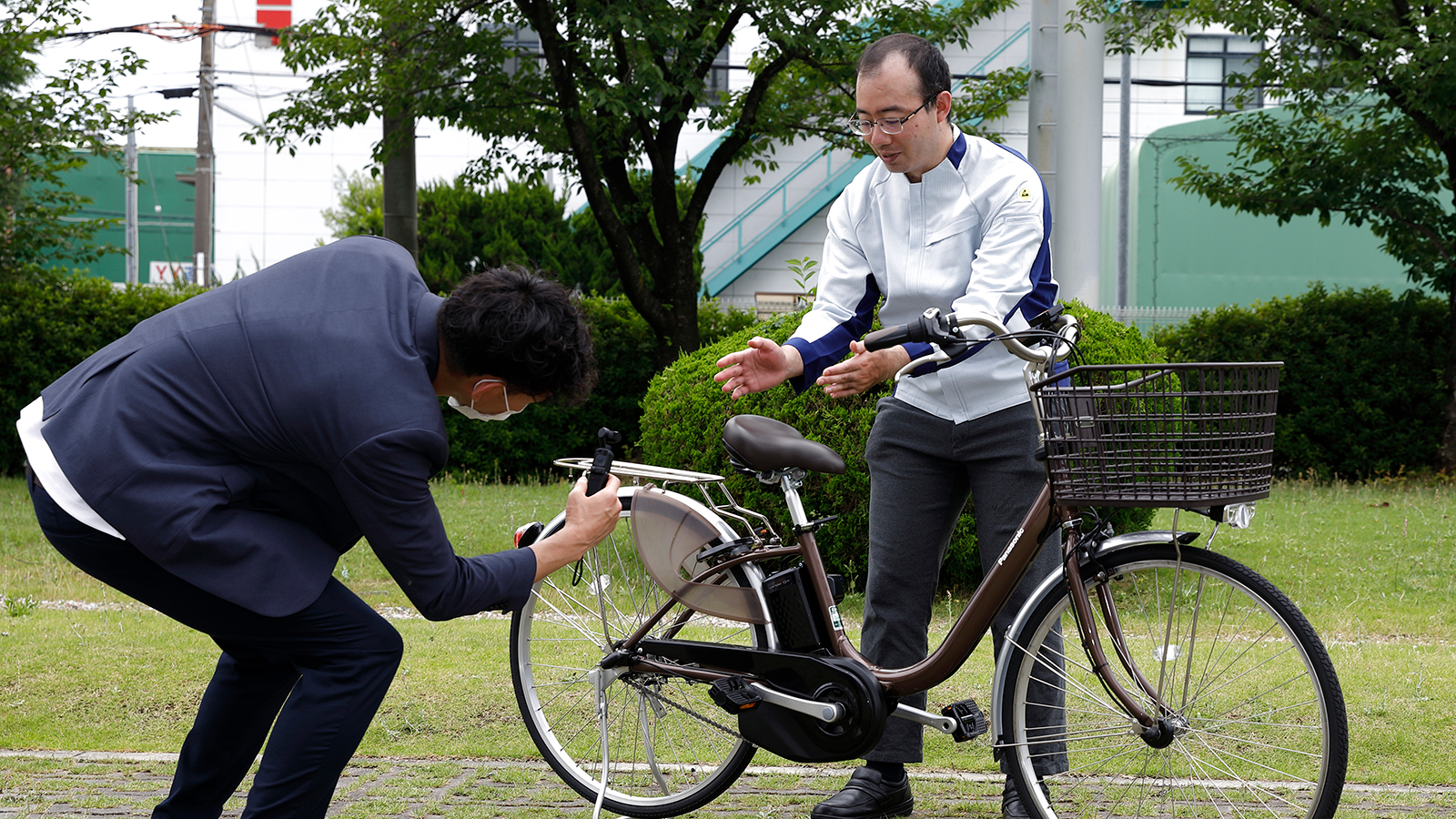写真：サドルを上げて自転車に乗れない状態にすることで、押し歩き機能が使えるようになる。これにより「自走」の問題をクリア。