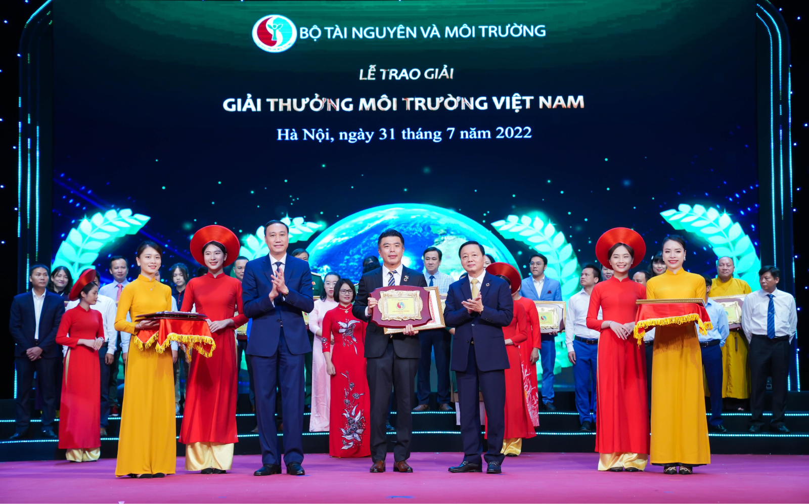 Photo: Panasonic was officially honored with Vietnam National Environment Award for the 3rd time thanks to its tremendous efforts and contributions for environment in Vietnam
