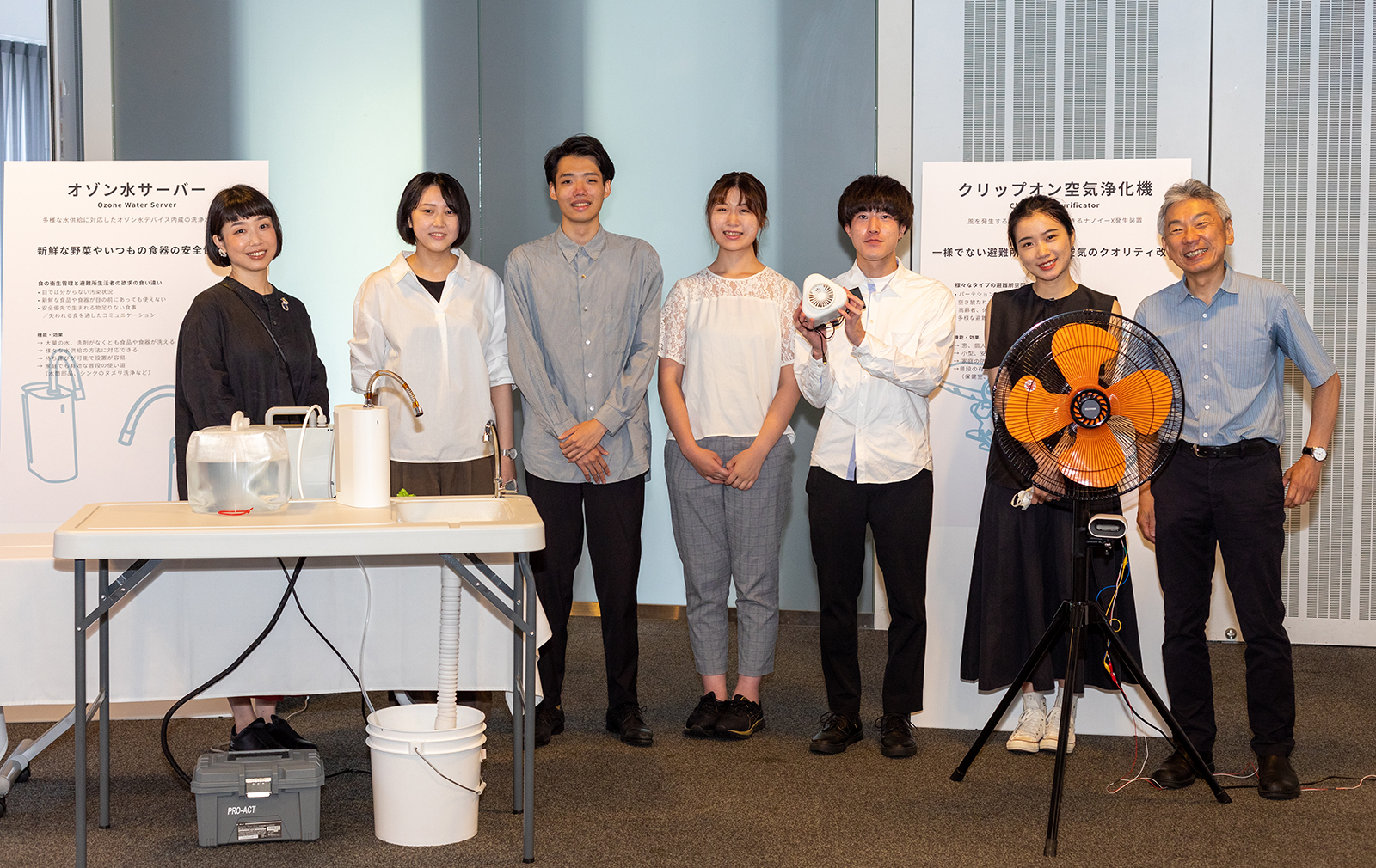 写真：「避難所の衛生ストレス解決プロジェクト」プロトタイプの発表を行った、京都工芸繊維大学 櫛研究室の皆さん。