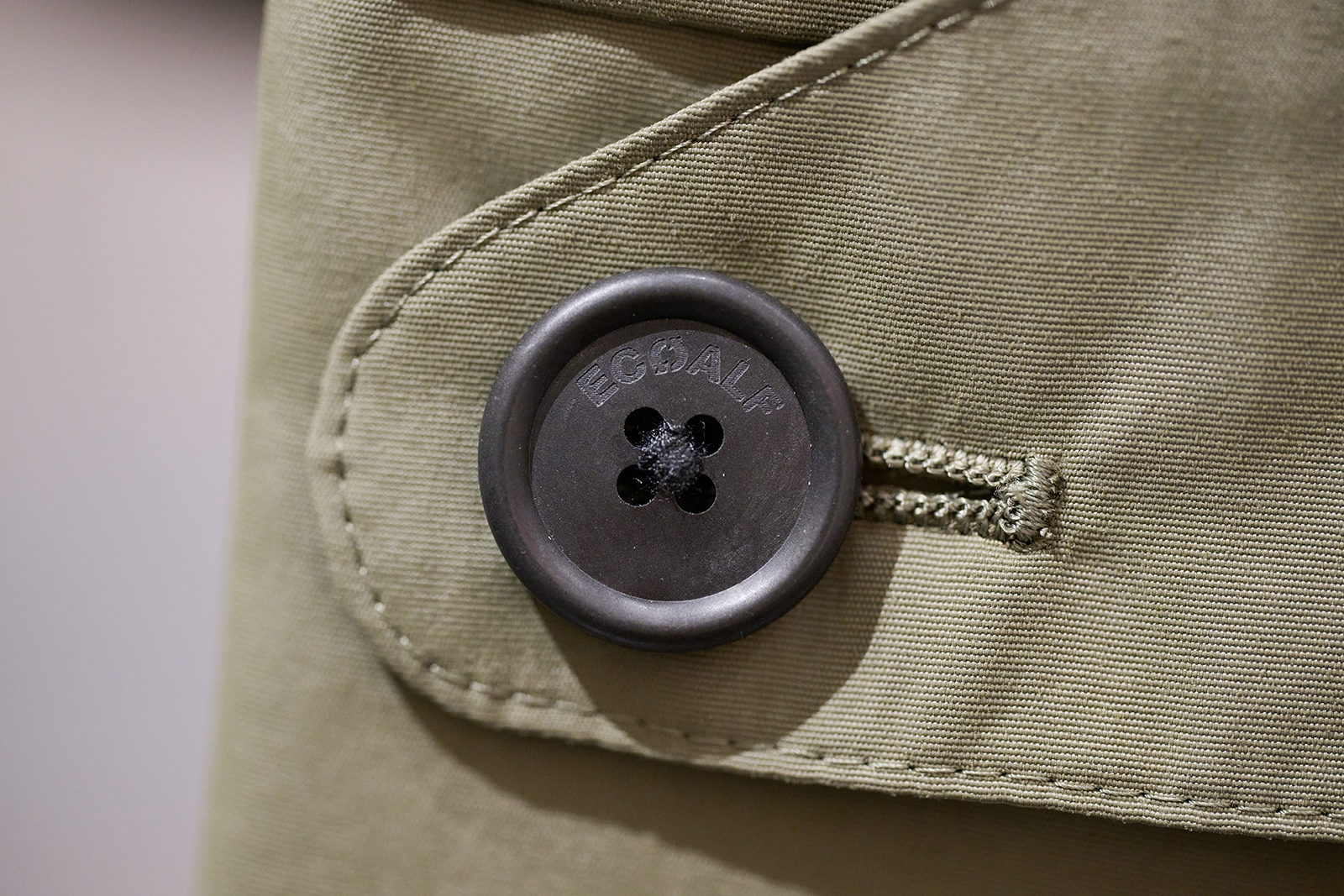 写真：「ACT」シリーズのパーカーに採用されたkinariのボタン
