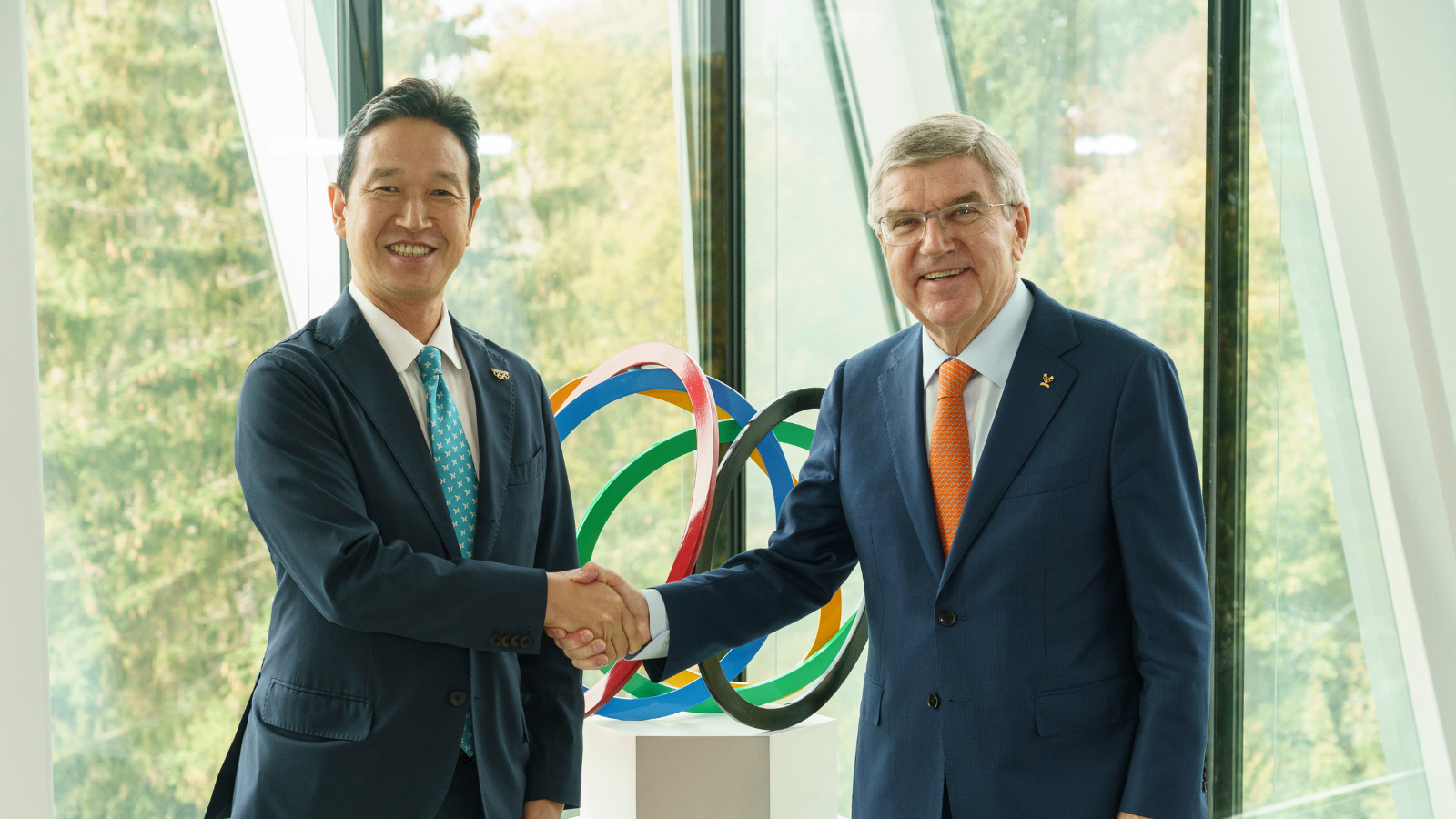 Photo: Yoshihiro Morii, Director, Groupwide Brand Strategy Division, Panasonic Holdings, meets with IOC President Thomas Bach at Olympic House in Lausanne in October 2022
