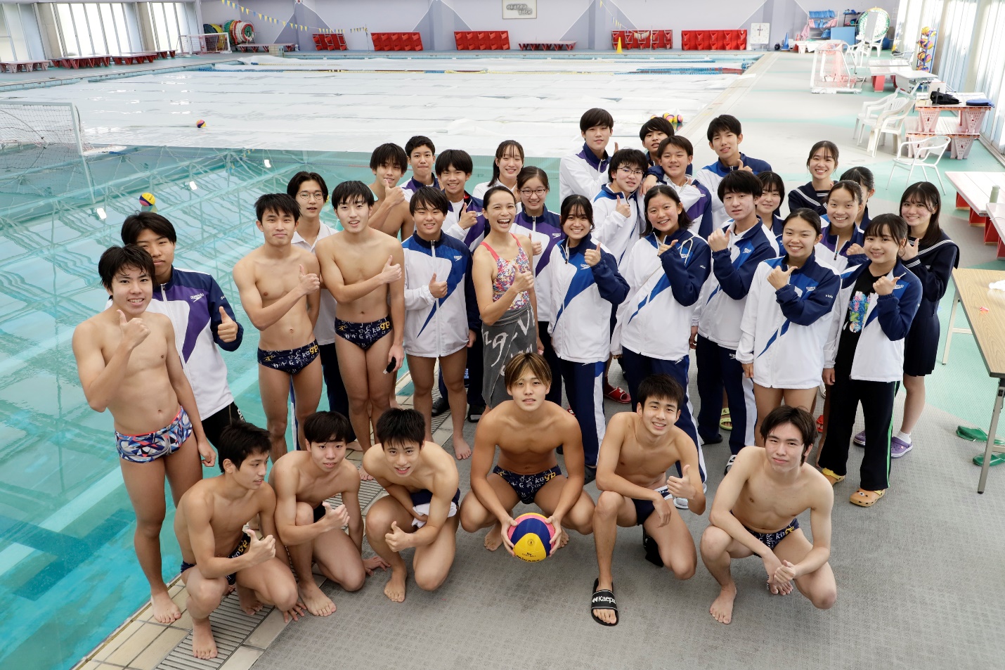 Photo: Tania receives a warm welcome from members of Ibaraki high school swimming team