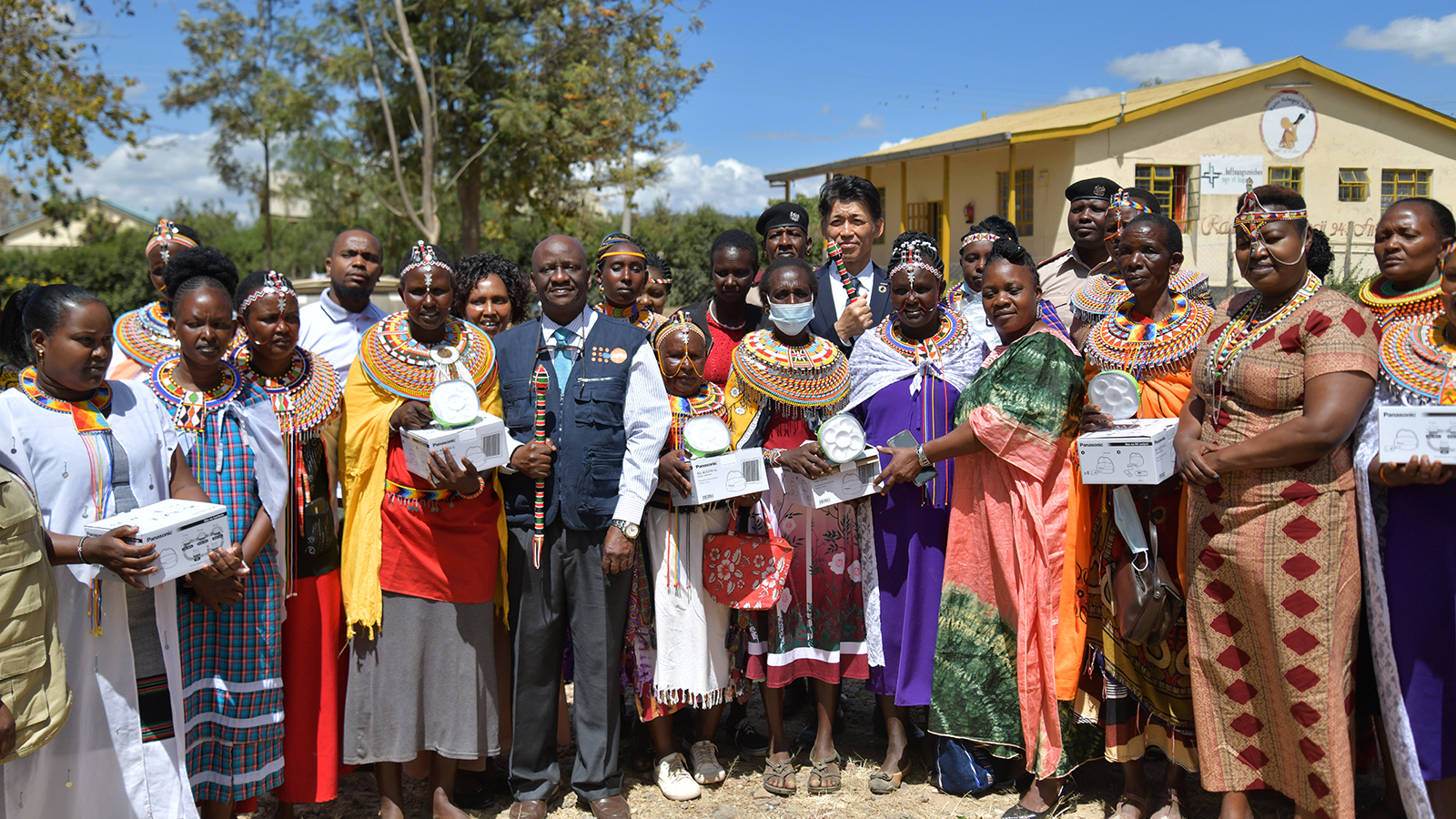 写真：ケニア・サンブル郡で実施したソーラーランタンの寄贈式