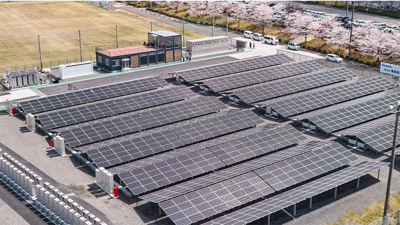 Photo: Solar panels and hydrogen fuel cells at the Kusatsu plant