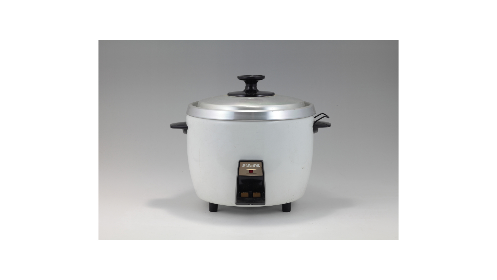 Photo: The first automatic electric rice cooker (SR-15)