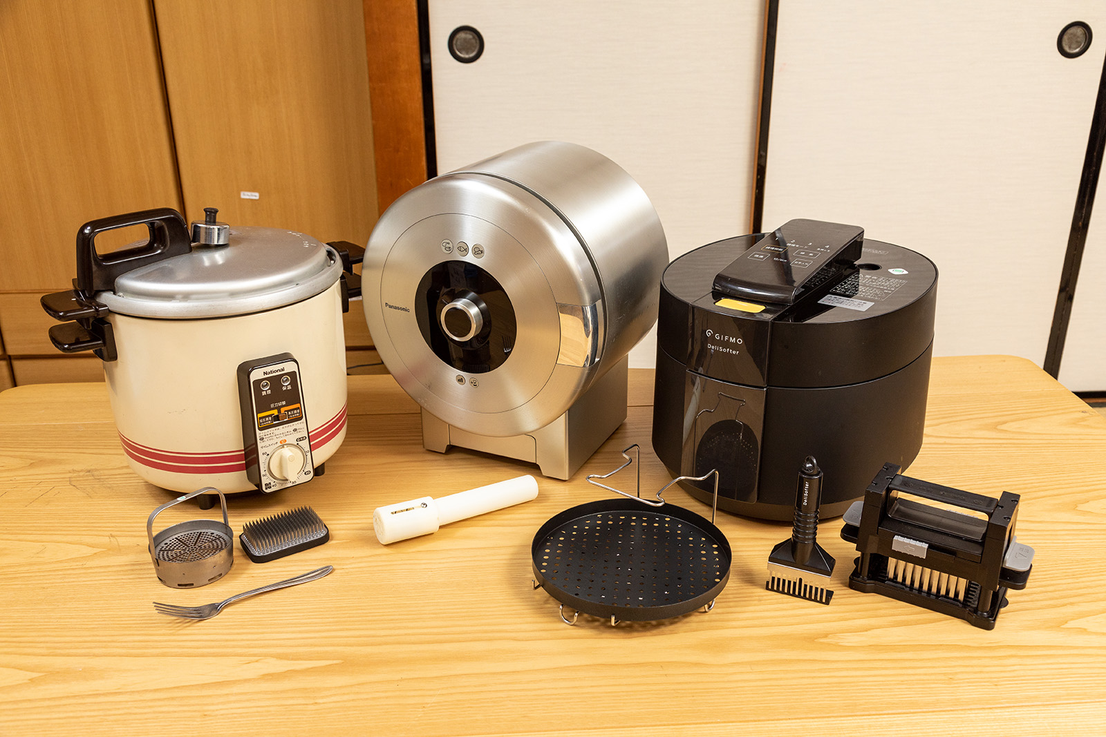 写真：左から、ナショナルブランドの電気圧力鍋、デリソフターのプロトタイプ、デリソフターの現行商品