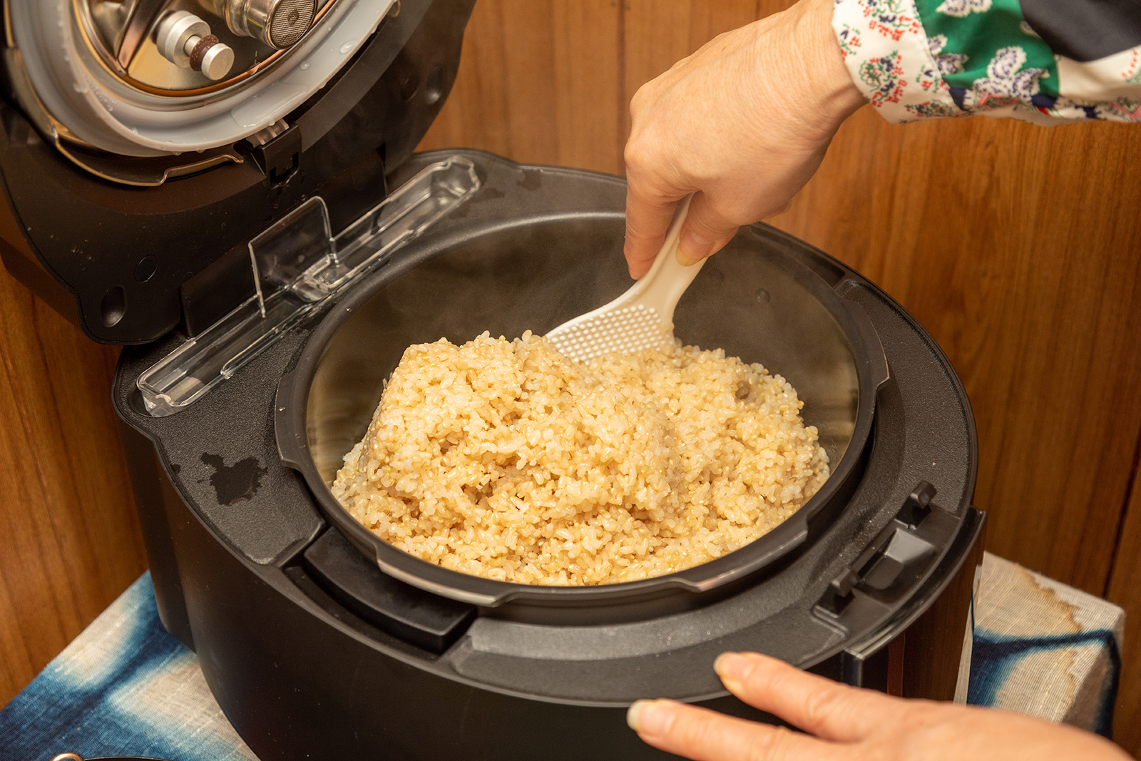 写真：デリソフターと、デリソフターで炊いた玄米ご飯